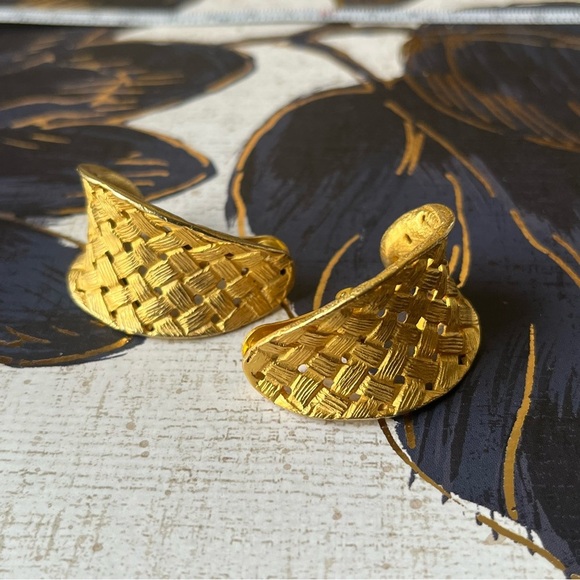 Elegant Gold Woven Earrings - Picture 2 of 11